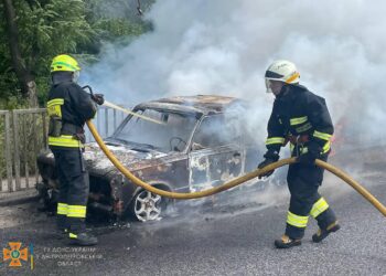У Дніпрі під час руху спалахнула автівка (ФОТО)