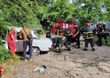 У Вільногірську рятувальники визволили двох людей з понівеченого легковика 
