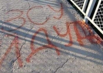 «ЗСУ йдуть»: на залізничному вокзалі Маріуполя з’явилося попередження для окупантів 