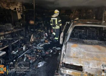 На пожежі у Першотравенську постраждав власник автівки 