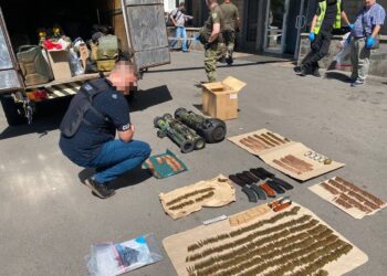 Біля готелю у Дніпрі викрили та вилучили потужний арсенал зброї 