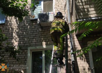 У Новомосковську рятувальники визволили 2-річну дитину, яка опинилася заблокованою у квартирі