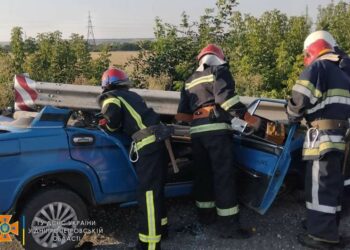 Смертельна ДТП на Дніпропетровщині: тіло загиблого водія вирізали з понівеченого легковика 