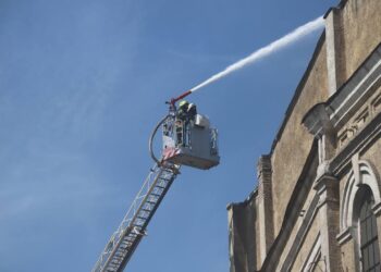 Зруйновані конструкції та пожежа у цеху: у Дніпрі ліквідовували наслідки ракетного удару по підприємству (ФОТО)