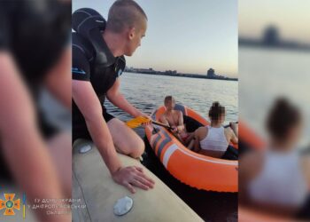 Відносило течією: у Дніпрі врятували двох підлітків, які вирішили покататися на гумовому човні 
