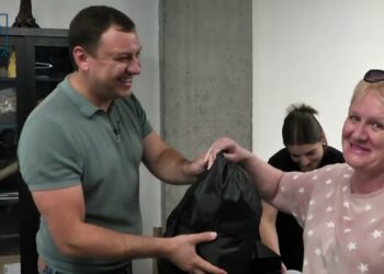 У Дніпрі волонтери ” Української команди ” роздавали гуманітарну допомогу біженцям з гарячих точок