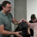У Дніпрі волонтери ” Української команди ” роздавали гуманітарну допомогу біженцям з гарячих точок