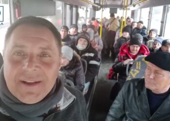 Волонтери з Дніпропетровщини вивозять людей просто з передової