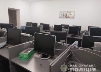У Кам`янському поліцейські накрили шахрайський call-центр