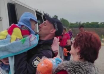 Поліцейський з Дніпропетровщини врятував з-під обстрілів тисячі людей