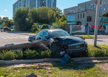 У Дніпрі легковик на великій швидкості влетів у бетонну огорожу: постраждав водій