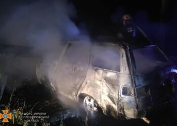 На Дніпропетровщині автівка влетіла в електроопору та відбійник і загорілася