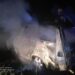 На Дніпропетровщині автівка влетіла в електроопору та відбійник і загорілася