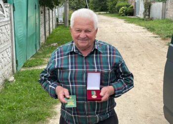 В Україні нагородили дідуся, який допоміг збити ворожий літак