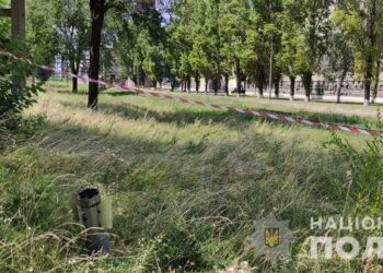 У Нікополі та районі вибухотехніки проводять розмінування території після нічних ворожих обстрілів