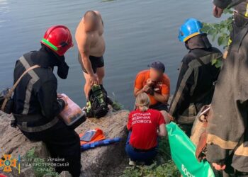 У Кривому Розі рятували чоловіка, який впав на велосипеді з пагорба над рікою