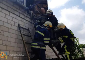 На Дніпропетровщині рятувальники знімали літнього чоловіка з горища власного будинку