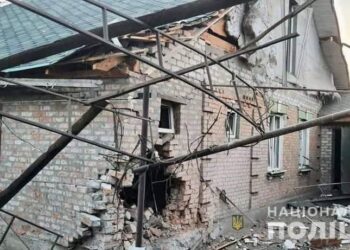 У Нікополі поліція документує наслідки нічних ворожих обстрілів