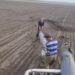 Аграрії Дніпропетровщини безстрашно збирають ракети з наших полів (ВРАЖАЮЧЕ ВІДЕО)