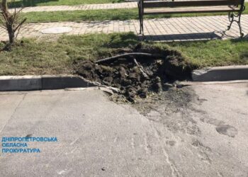 Розбомблені сквери та будинки: нові фото обстріляної Нікопольщини від прокуратури