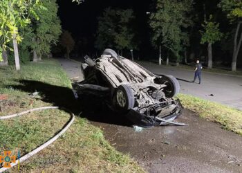 У Кам’янському внаслідок аварії легковик перекинувся на дах: постраждав водій