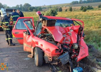 На Дніпропетровщині рятувальники вирізали водія та пасажира з понівеченої автівки (ФОТО)
