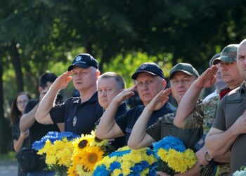 В День Незалежності у Дніпрі вшанували пам’ять полеглих воїнів на Алеї Героїв (ФОТО)