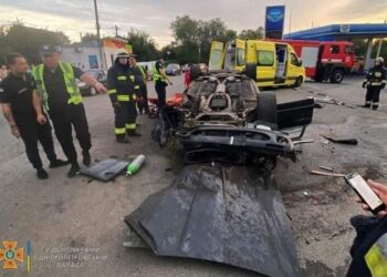 У Дніпрі сталась потрійна ДТП за участю швидкої: постраждав водій