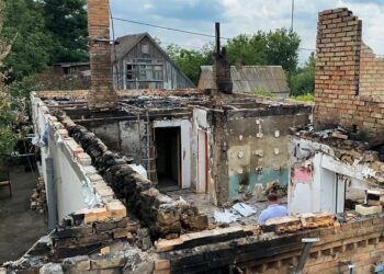 У Нікополі родина з дітьми ледь не згоріла у власному будинку після обстрілів: розповідь очевидців