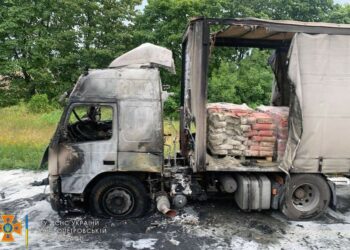 На автошляху Дніпропетровщини палала вантажівка (ФОТО)