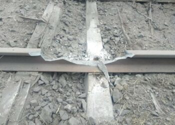 Рух призупинено: поліцейські показали зруйновану залізничну колію після обстрілу Криворіжжя (ФОТО)