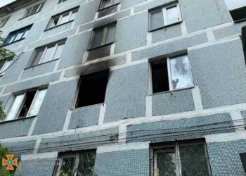У Дніпрі чоловік дивом встиг вибратися з задимленої квартири по драбині рятувальників