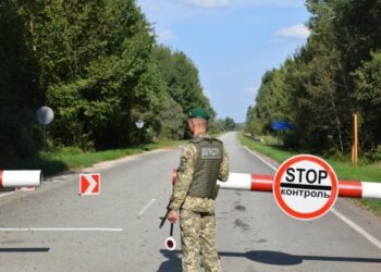Виїжджати з України можуть деякі чоловіки, чиї дружини служать в ЗСУ: деталі