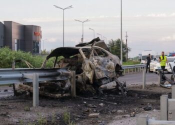 У Дніпрі легковик врізався у відбійник і загорівся: є загиблі 