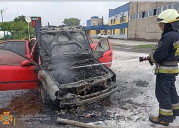 У Дніпрі під час руху загорілася іномарка 