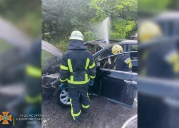 У Дніпрі під час руху загорівся легковик 