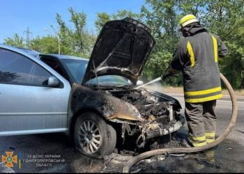 У Кривому Розі під час руху загорівся легковик 