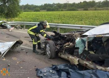 Смертельна ДТП на Дніпропетровщині: з понівеченого авто вирізали тіла трьох загиблих чоловіків