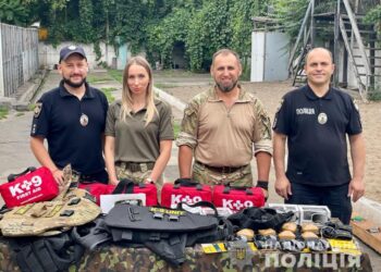 Дніпровські кінологи отримали захисну амуніцію для службових собак