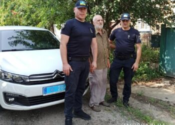 У Нікополі поліцейські евакуювали з-під обстрілів літнє подружжя 