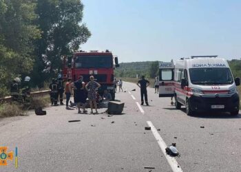 Подвійна ДТП на Дніпропетровщині: зіткнулися вантажівка та легковик, постраждали два водії
