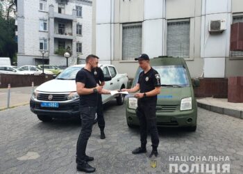 Правоохоронці Нікопольського району, які несуть службу під ворожими обстрілами, отримали дві автівки  