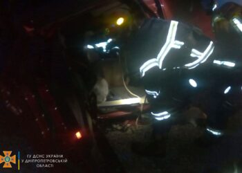 Внаслідок аварії на Дніпропетровщині Ford перевернувся на дах: двое людей постраждали