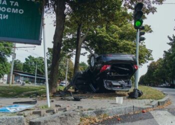 У Дніпрі внаслідок ДТП Hyundai став на дах: постраждали двоє 