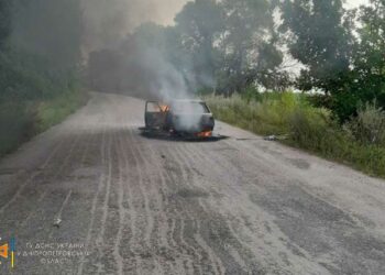 У Кам’янському районі на ходу зайнялася автівка 