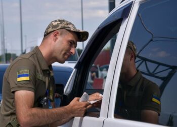 Чоловіків не випустять: у Раді поки не бачать причин для відкриття кордонів