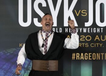Усик піднесено заспівав “Ой, у лузі червона калина” після битви поглядів із Джошуа (ЯСКРАВЕ ВІДЕО)