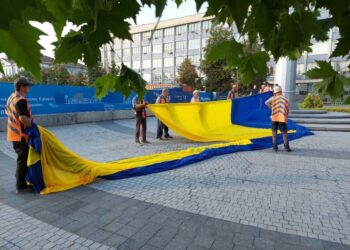 На центральному проспекті Дніпра замінили один із найбільших прапорів України