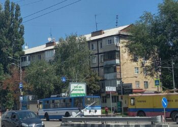 На Слобожанському проспекті тролейбус зніс світлофор (ФОТО.ВІДЕО)
