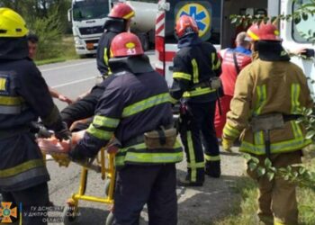 На Дніпропетровщині Honda вилетіла в кювет: водія вирізали з понівеченої автівки (ВІДЕО)